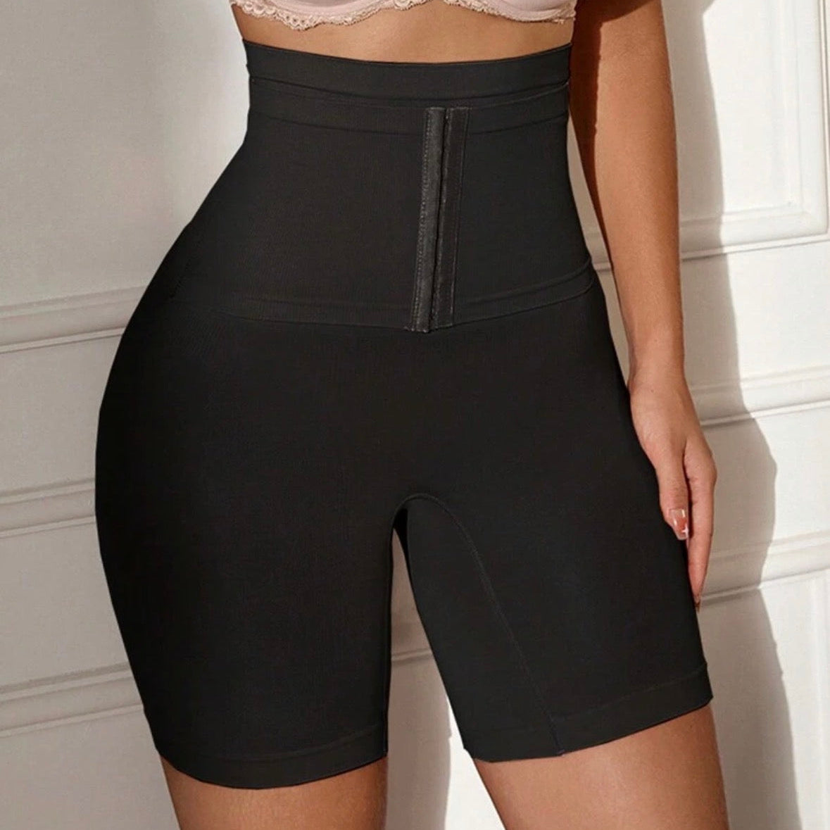 Byzyria Maelis – Short Gaine Haute Sculptante à Crochets